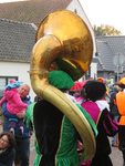 847096 Afbeelding van een blaasbaas bespeeld door een lid van de Zwartepietenband op de Meerndijk te De Meern (gemeente ...
